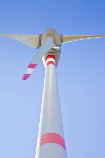 蓝天中的风力涡轮机 — 图库照片