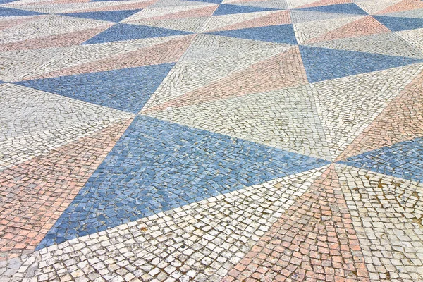 色付きの石の小片で作られた典型的なポルトガルの床 — ストック写真