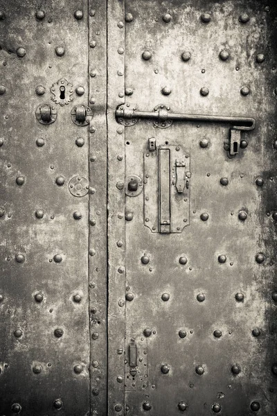 Старая железная дверь - безопасность и защита - тонированное изображение — стоковое фото