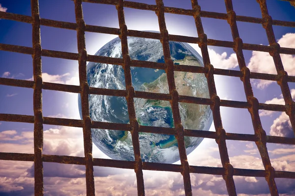 Le monde vu à travers une grille métallique d'une prison - image concept — Photo