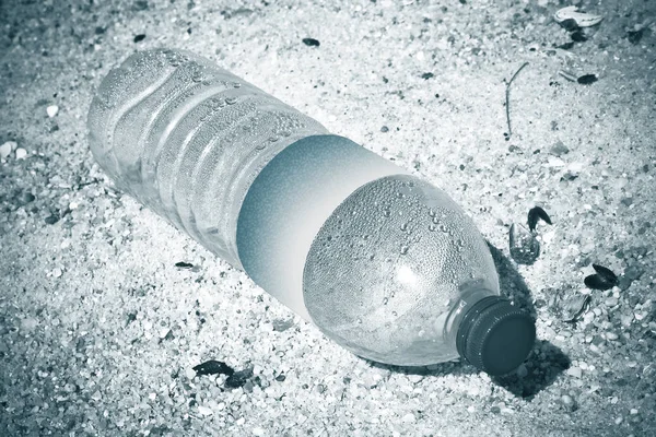 Lege plastic fles verlaten op het strand — Stockfoto