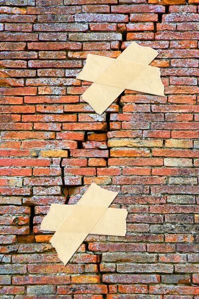 Renovatie van gebarsten bakstenen muur-concept afbeelding met zelfklevende t — Stockfoto