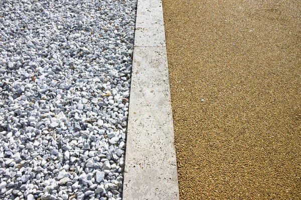 Белый гравий и каменный тротуар - изображение с копировальным пространством — стоковое фото