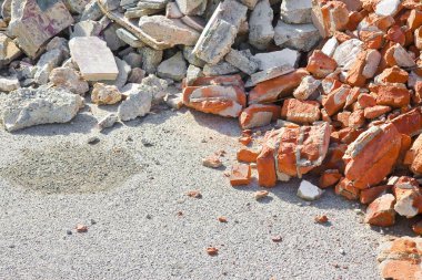 Beton ve tuğla moloz enkaz sonra bir de inşaat sitesinde