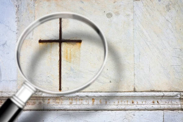 Letar du efter Faith-Konceptbild med ett förstoringsglas i fro — Stockfoto