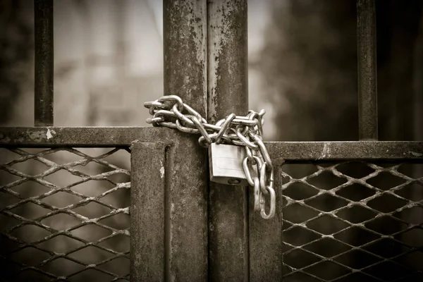자물쇠로 닫힌 금속 게이트 - 세피아 톤 — 스톡 사진