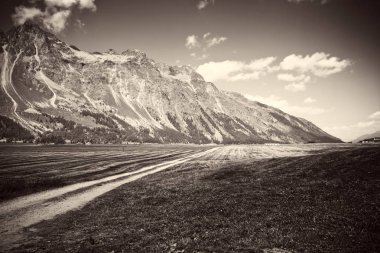 Sils Gölü (İsviçre) - siyah-beyaz görüntü yürüyüş