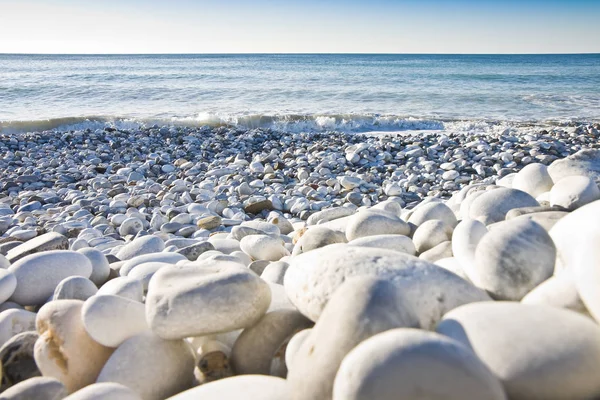 Plaża z białym i szarym kamieniami delikatnie zaokrąglone — Zdjęcie stockowe