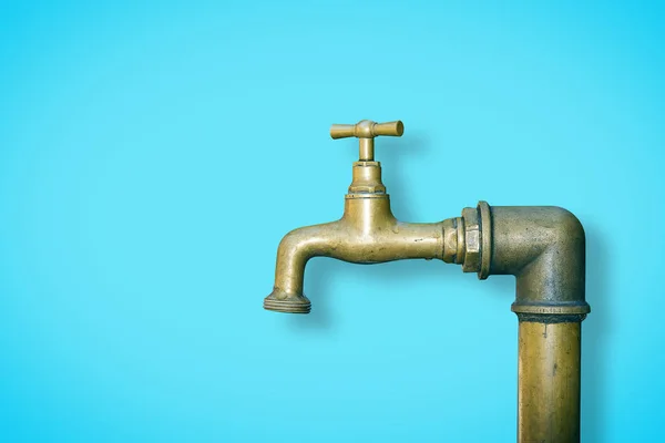 Detalle de un grifo de latón de agua aislado en fondo de color sólido —  Fotos de Stock