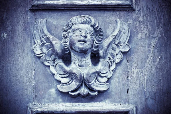 Скульптура деревянного ангела - более 100 лет - тонизирована им — стоковое фото