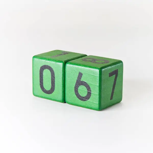 Nummer zes geschreven op een houten groene kubus — Stockfoto