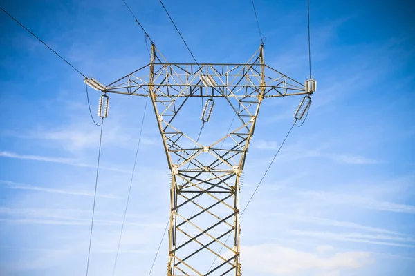 青の背景に電力タワーと伝送線 — ストック写真