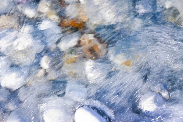 Taze şeffaf su altında yuvarlak beyaz taşlar — Stok fotoğraf