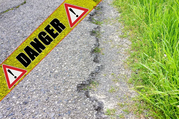 Vieille surface dangereuse endommagée de route d'asphalte fissuré avec patch  - — Photo