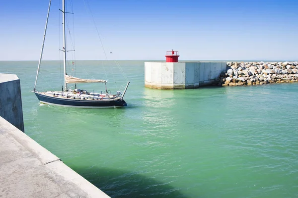 Un voilier quitte le nouveau port de Pise (Toscane - Italie ) — Photo