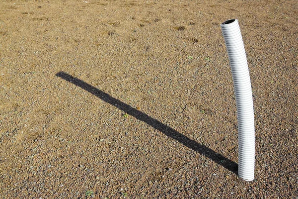 Гофрированная труба с кабелем, выходящим из земли — стоковое фото