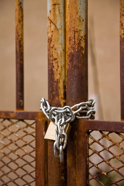 Puerta de metal cerrada con candado — Foto de Stock