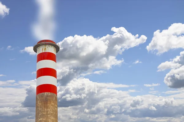 Chimenea de hormigón alto emite CO2 a la atmósfera - concepto im —  Fotos de Stock