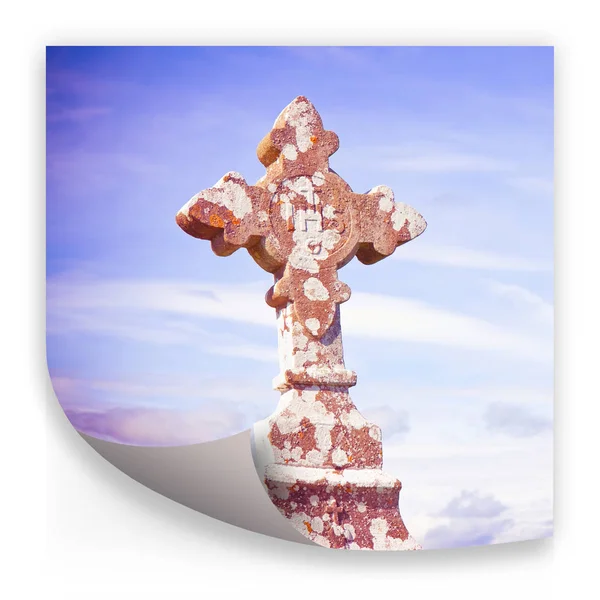 Κέλτικο λαξευμένο πέτρινο σταυρό σε ένα φόντο ουρανού-concept IMA — Φωτογραφία Αρχείου