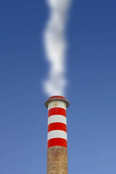 Hoge betonnen schoorsteen straalt CO2 uit in de atmosfeer-concept im — Stockfoto