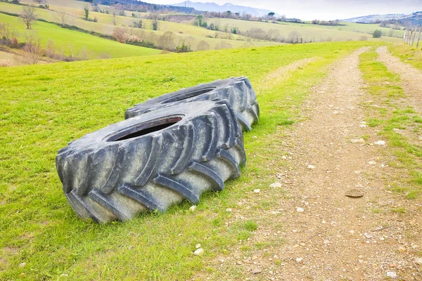 Coppia di gomme di un grosso trattore smontate e lasciate in un italiano — Foto Stock