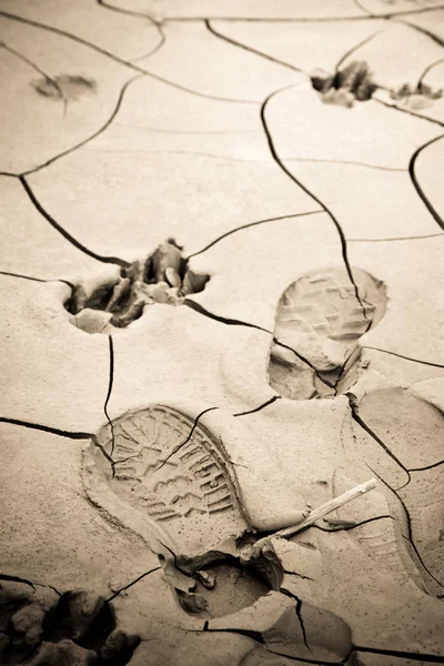 Pegada pesada deixada em uma areia enlameada por uma bota masculina . — Fotografia de Stock