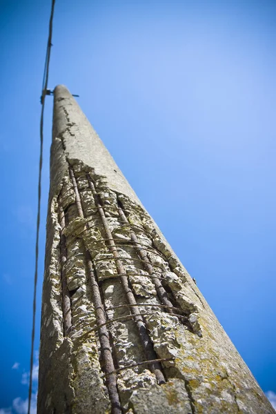 Detalle de un poste roto de la línea telefónica — Foto de Stock