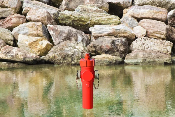 Nepravděpodobný hydrant u moře. Spousta vodního konceptu im — Stock fotografie