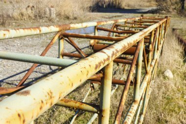 Metal boru profilli eski paslı demir retiküler yapı