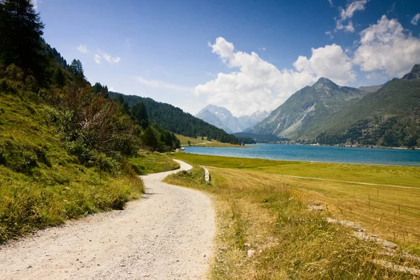 Country road around Sils Lake on upper Engadine Valley (Switzerl — Stock Photo, Image