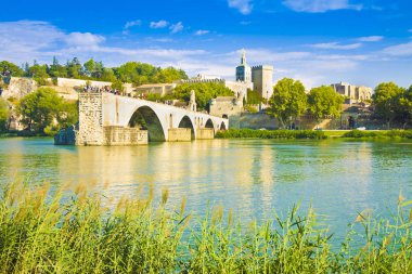 Saint be eski kırık Ortaçağ Köprüsü ile Avignon şehir