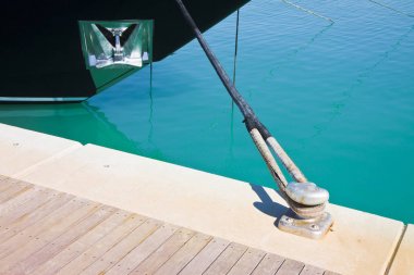 Demirli bir teknenin siyah yayı 