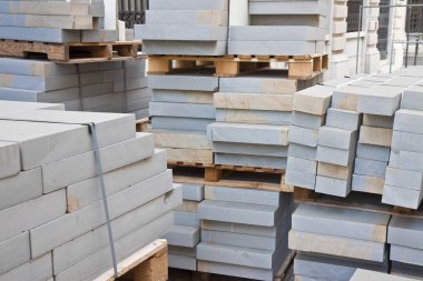 Yeni kumtaşı levhalar ahşap palet bir ne monte edilecek hazır