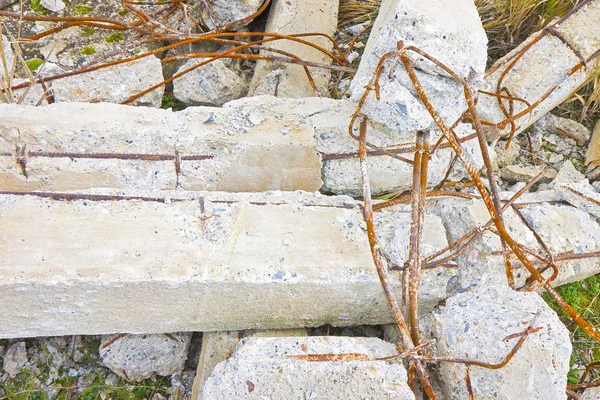 Strutture in cemento armato collassato con barra in acciaio arrugginito — Foto Stock