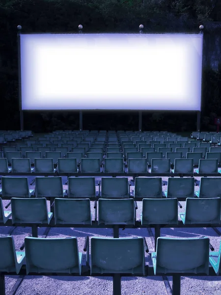 Cine al aire libre con pantalla de proyección blanca - imagen tonificada — Foto de Stock