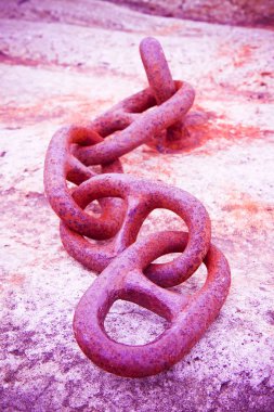 Bir beton blok için ayrıntılı bir eski paslı metal zincir bağlantılı