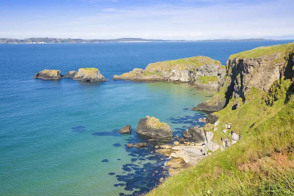 절벽과 잔잔한 바다가있는 북아일랜드의 아일랜드 풍경 — 스톡 사진