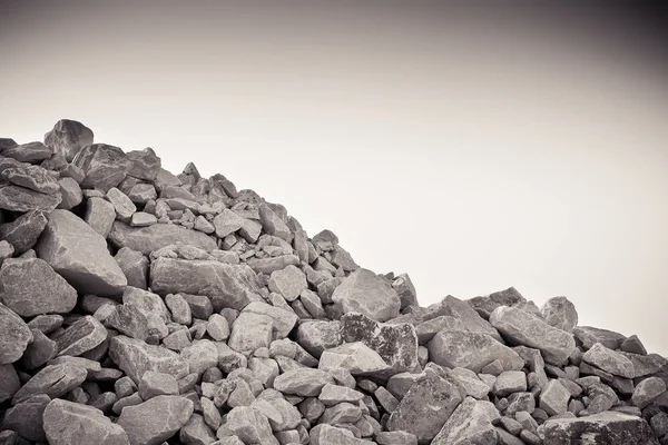Куча гравия, камней и скал разных размеров - тонированная има — стоковое фото