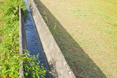 Eski prekast beton elemanı ile eski İtalyan sulama kanalı