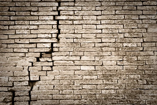 Fissure profonde dans le vieux mur de briques — Photo