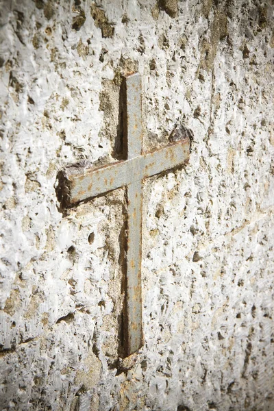 Detalle de una cruz de hierro acurrucada en piedra —  Fotos de Stock