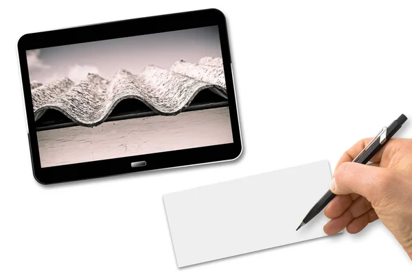 Γραφή χέρι με ένα μολύβι σε ένα κενό φύλλο πάνω από ένα λευκό γραφείο w — Φωτογραφία Αρχείου
