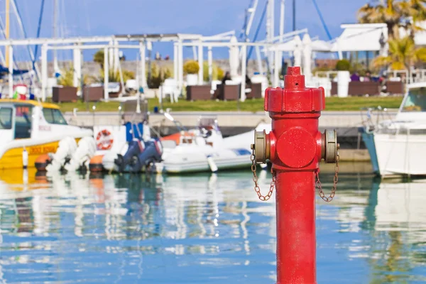 Červený požární hydrant v přístavu - koncepce obrazu s kopií prostor — Stock fotografie