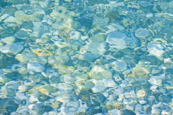 Zaokrąglone białe kamienie pod wodą słodką przezroczysty — Zdjęcie stockowe