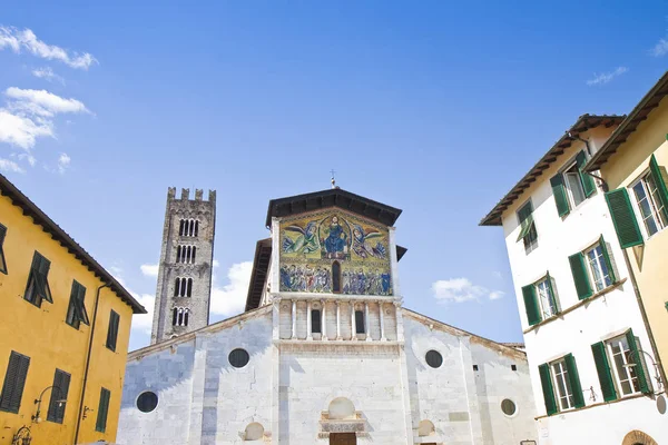 Detail fasády kostela San Lorenzo (Itálie-Toskánsko-Lucca) — Stock fotografie