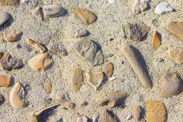 Pavimentación de piedra con grava y guijarros de diferentes tamaños y colo — Foto de Stock