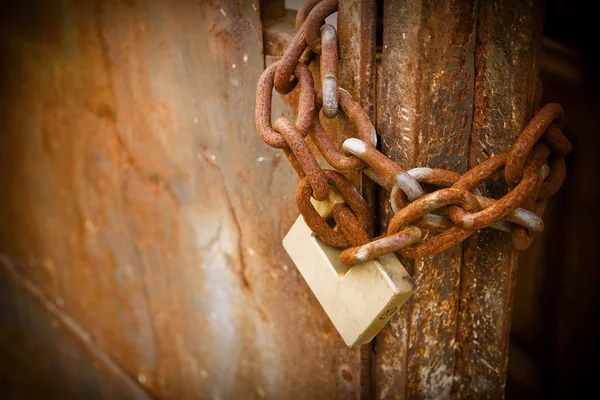 Porta metálica enferrujada fechada com cadeado - imagem conceitual — Fotografia de Stock