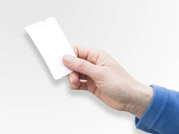 Женская рука с пустым билетом - концептуальное изображение с копией — стоковое фото