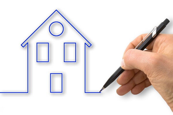 Рука рисует контур синего дома
