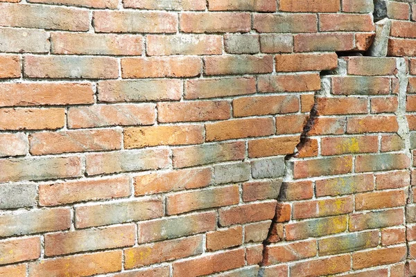 Ancien mur de briques fissurées - mur construit au XVIe siècle — Photo